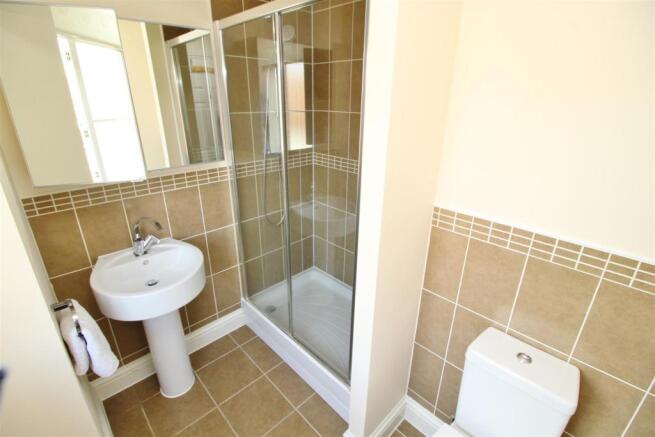 27 Bed 1 en-suite.JPG
