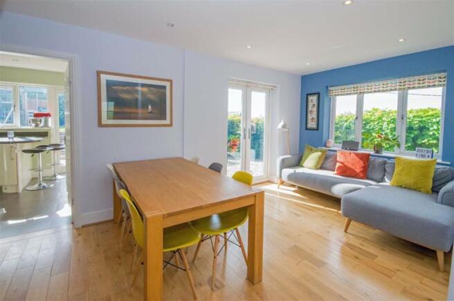 DINING/FAMILY ROOM