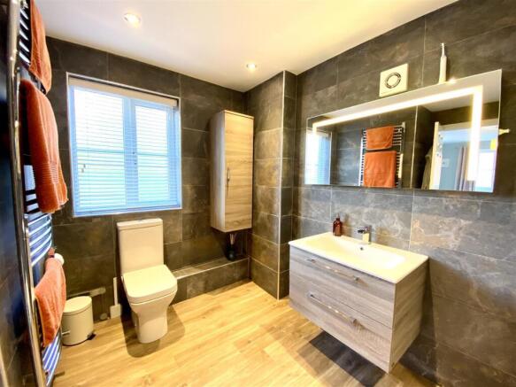 EN-SUITE SHOWER ROOM
