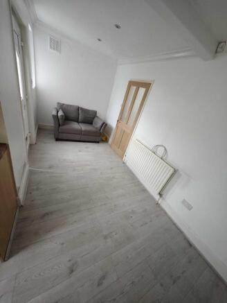 3 bed Semi-Detached to rent Image 5