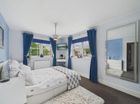 5 bed Detached for sale Image 9