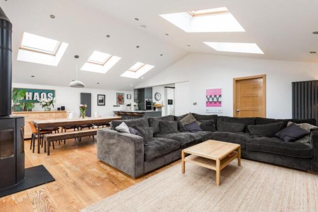5 bed House for sale Image 11
