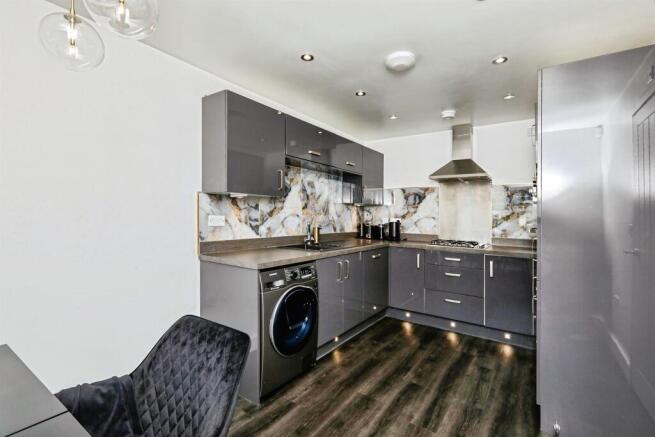 4 bed Semi-Detached for sale Image 7