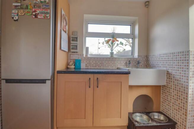 263 SOUTHEND ROAD INSIDE-9.jpg