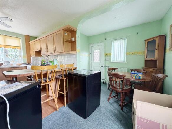 KITCHEN/DINING ROOM