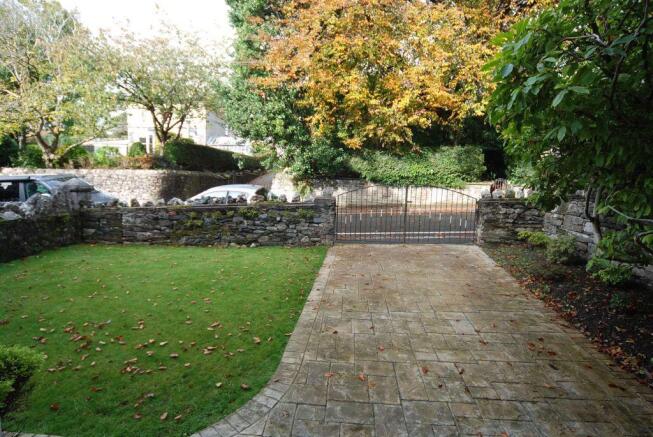 FRONT GARDEN
