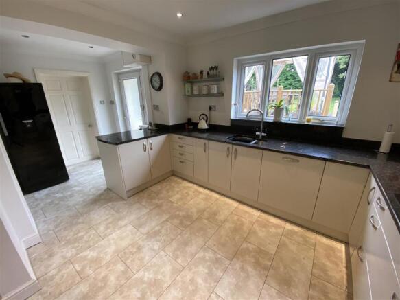 KITCHEN/BREAKFAST ROOM