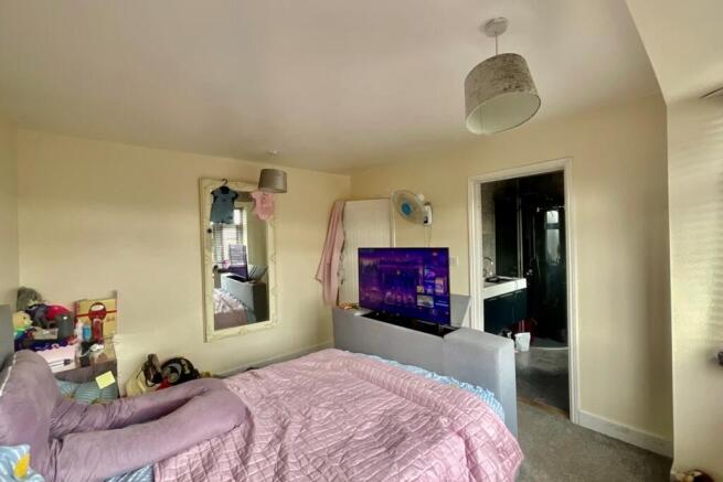 4 bed Semi-Detached for sale Image 11