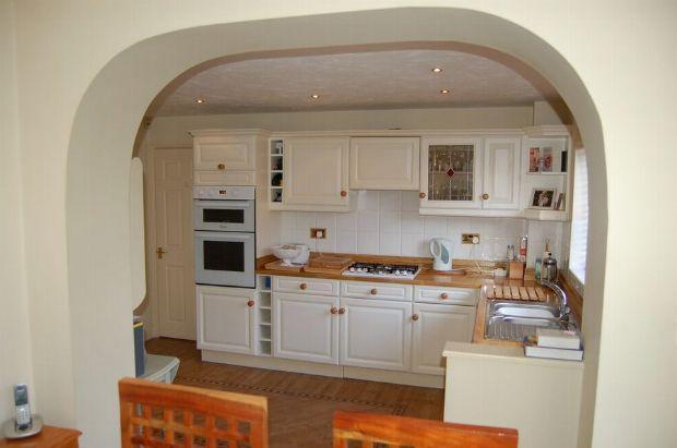 KITCHEN/BREAKFAST AREA