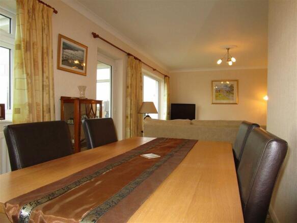 LOUNGE/DINING ROOM