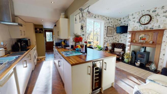 KITCHEN/DINING ROOM