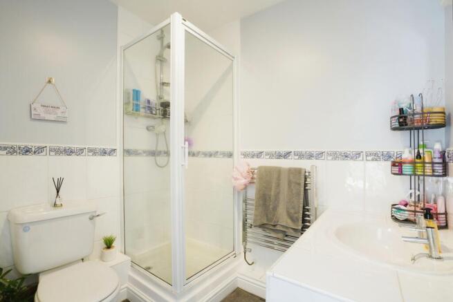 Bedroom 2 En Suite Shower