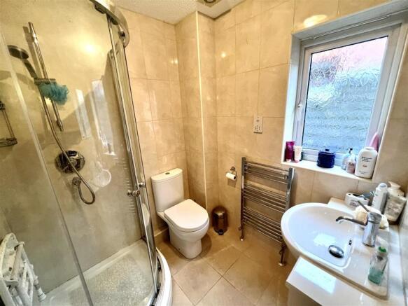EN-SUITE SHOWER ROOM