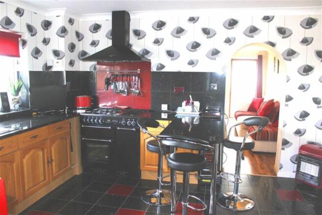 Kitchen/Breakfast Room: