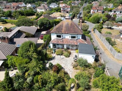 Hale Gardens, New Milton, Hampshire. BH25 6HA