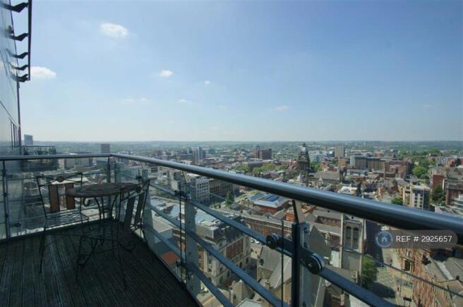 2 bed Penthouse to rent Image 8