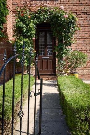 4 bed Detached for sale Image 8