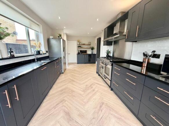 4 bed Detached for sale Image 6