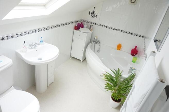 FIRST FLOOR BATHROOM