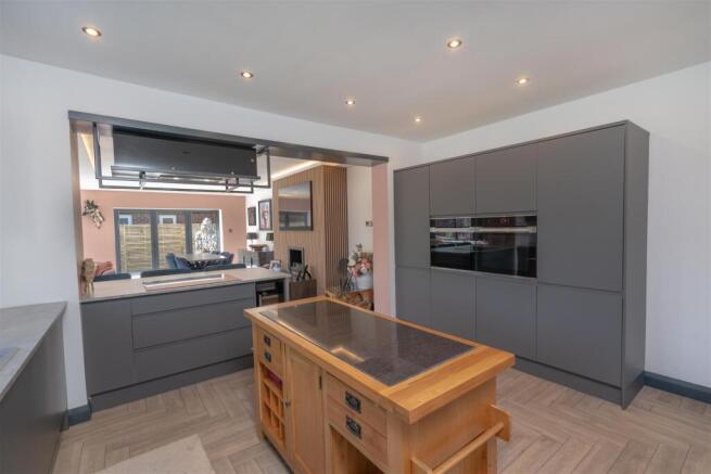 4 bed Detached for sale Image 6