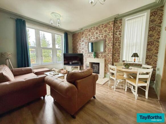 5 bed Detached for sale Image 9