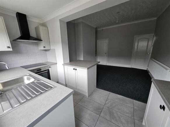 2 bed Terraced to rent Image 5