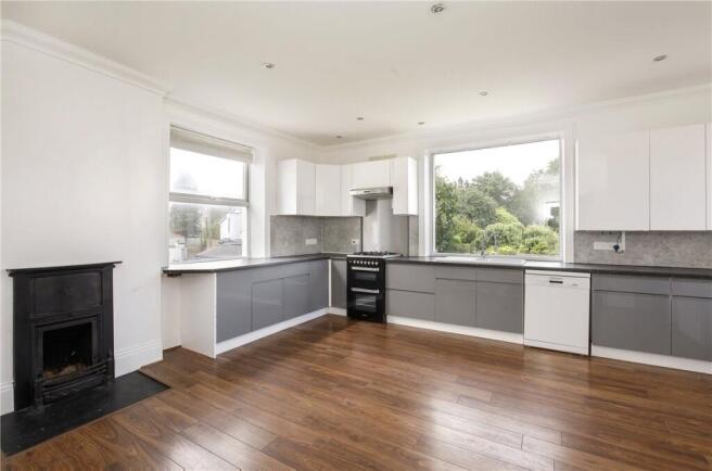 3 bed Apartment to rent Image 11
