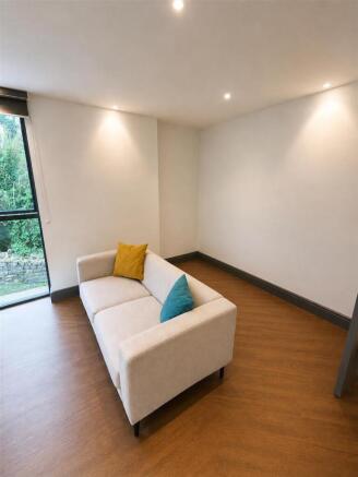 2 bed Apartment to rent Image 5