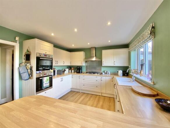 5 bed Detached for sale Image 4