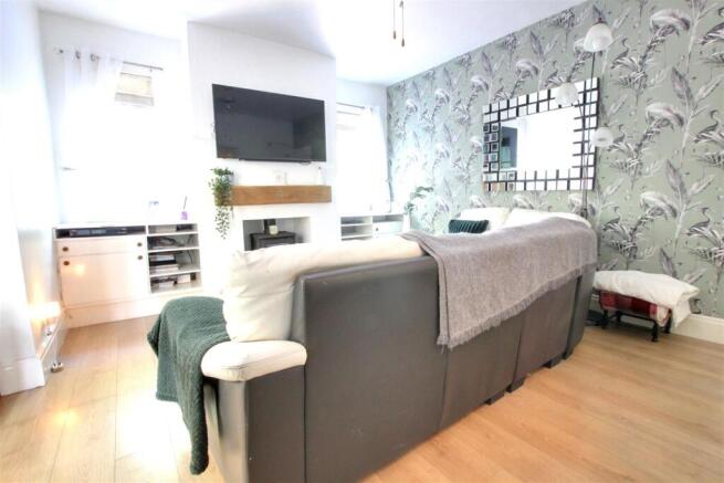 5 bed Detached for sale Image 8