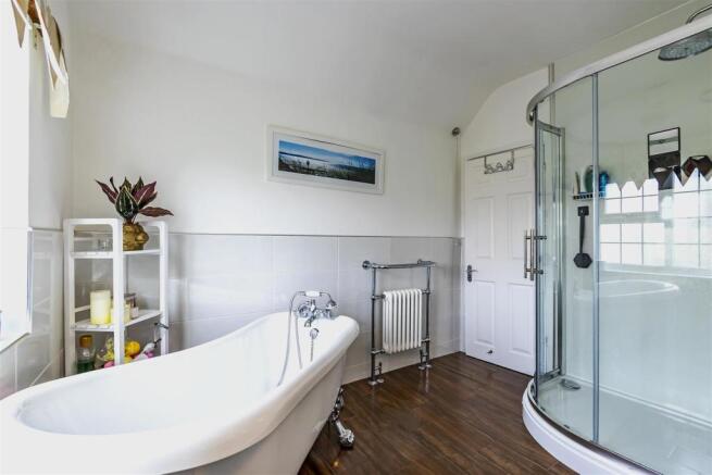 Master bathroom 1 STEV4122.jpg