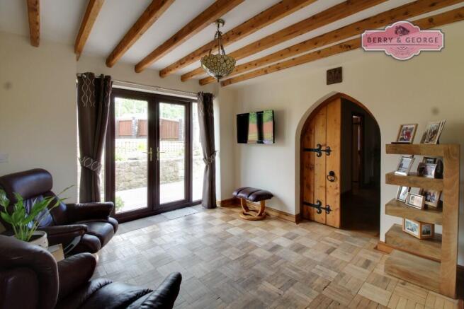 SNUG / DINING ROOM