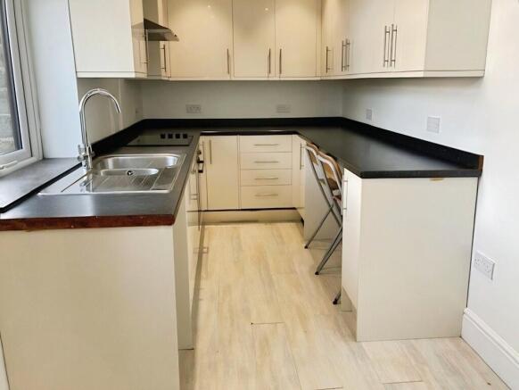3 bed Terraced to rent Image 2