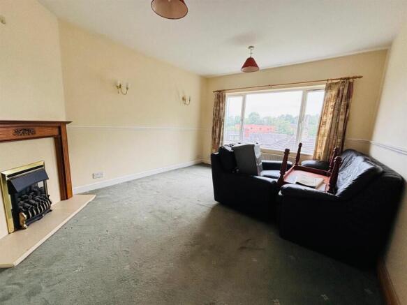 Living Room / Dining Area: