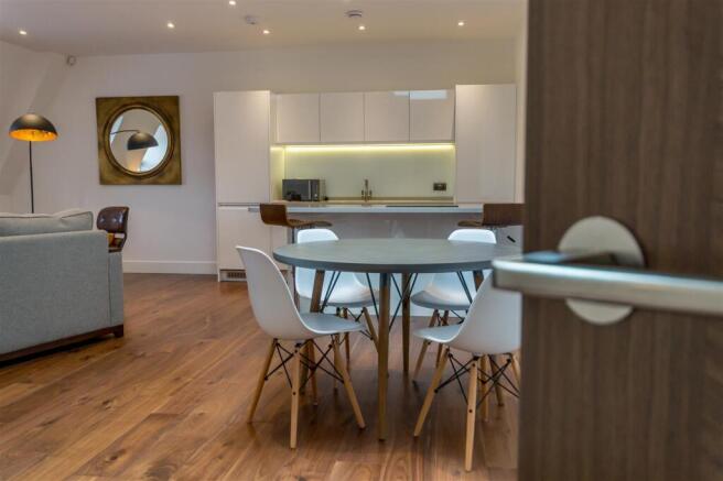 2 bed Apartment to rent Image 9