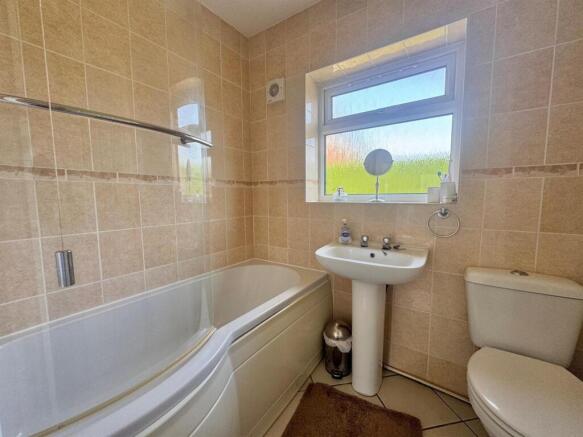 2 bed Semi-Detached Bungalow to rent Image 9