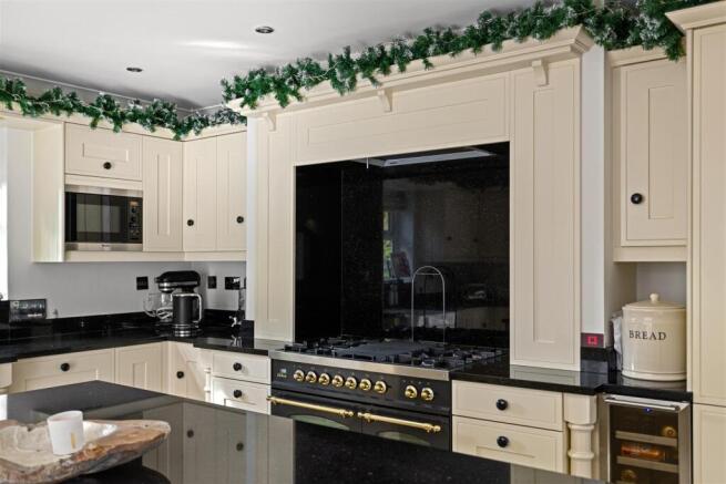 4 bed Detached for sale Image 4