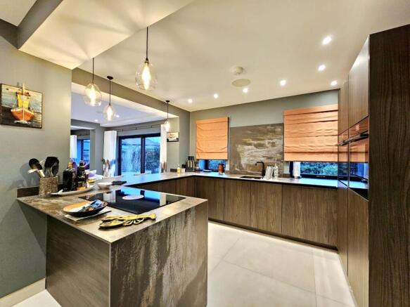 5 bed Detached for sale Image 8