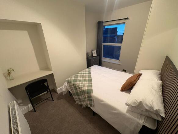 4 bed House to rent Image 6