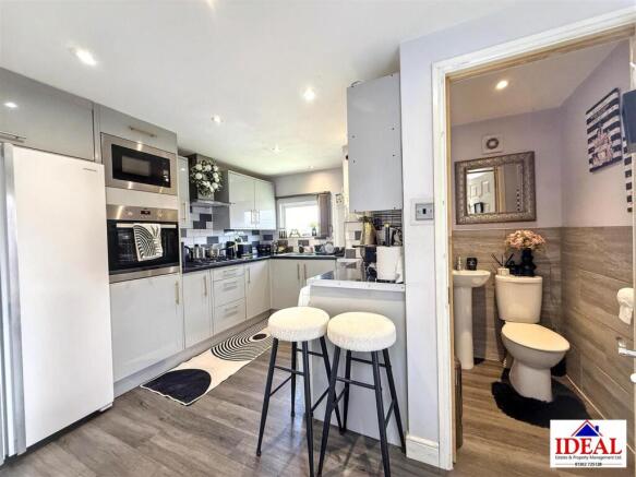 3 bed Semi-Detached for sale Image 4