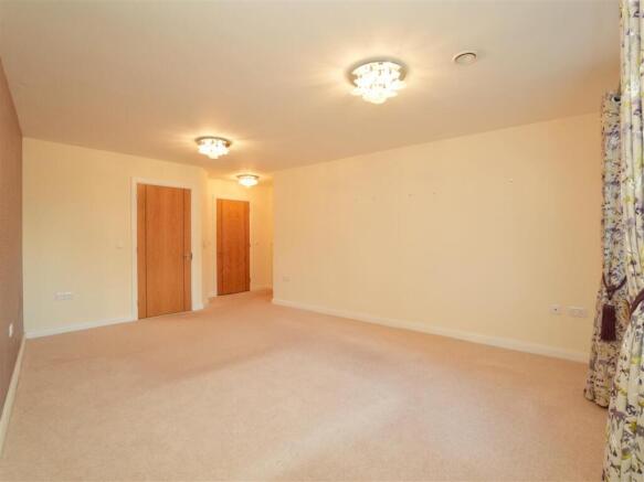 2 bed Retirement Property for sale Image 7