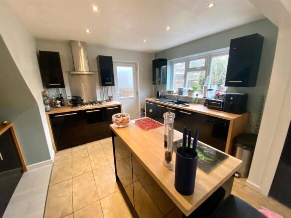 KITCHEN/DINING ROOM