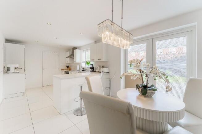5 bed Detached for sale Image 9