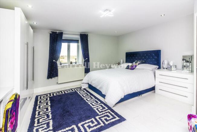 Bedroom 1 image 3