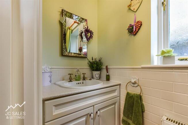 4 bed House for sale Image 10