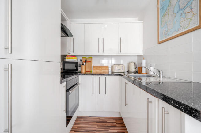 1429571-5-69b94c8...