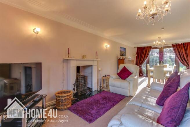 LOUNGE / DINING ROOM: