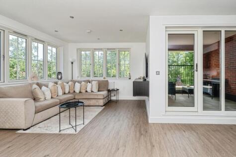 Hobbs Close, West Byfleet, KT14
