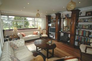 SITTING/DINING ROOM