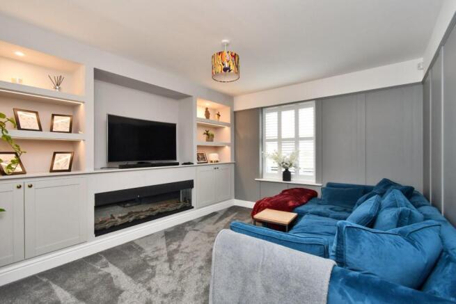5 bed Detached for sale Image 4